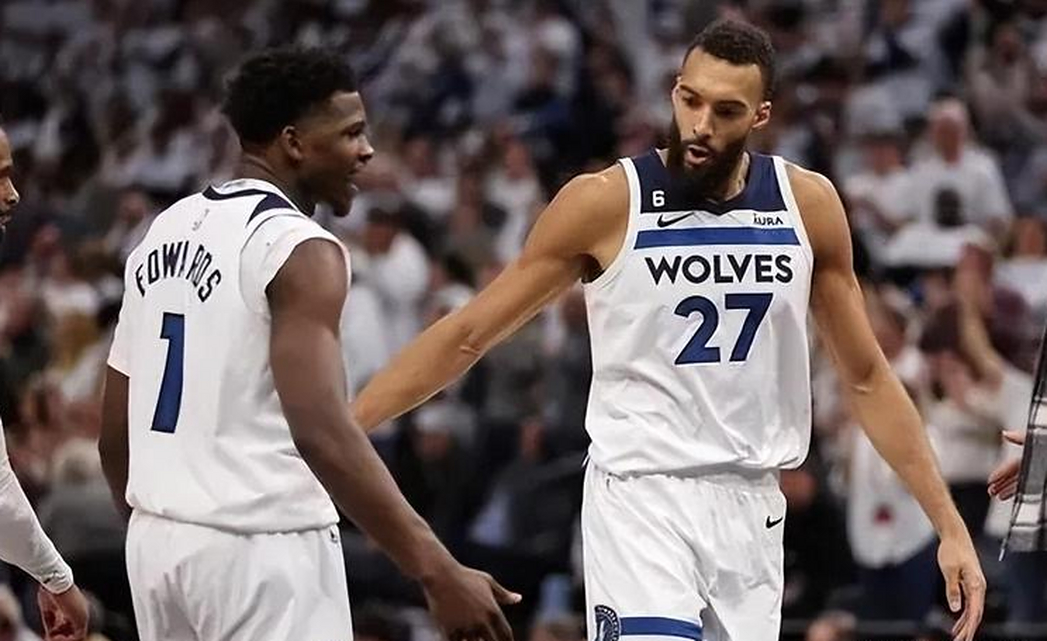 包含今晚明尼苏达森林狼更衣室发声：社区盾节点到来，态度坚定，训练强度明显提升的词条