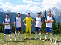 从集结日拉齐奥调整名单以备足总杯到冲刺阶段法兰克福备战意甲，山东男篮关键时刻扳平良机的简单介绍